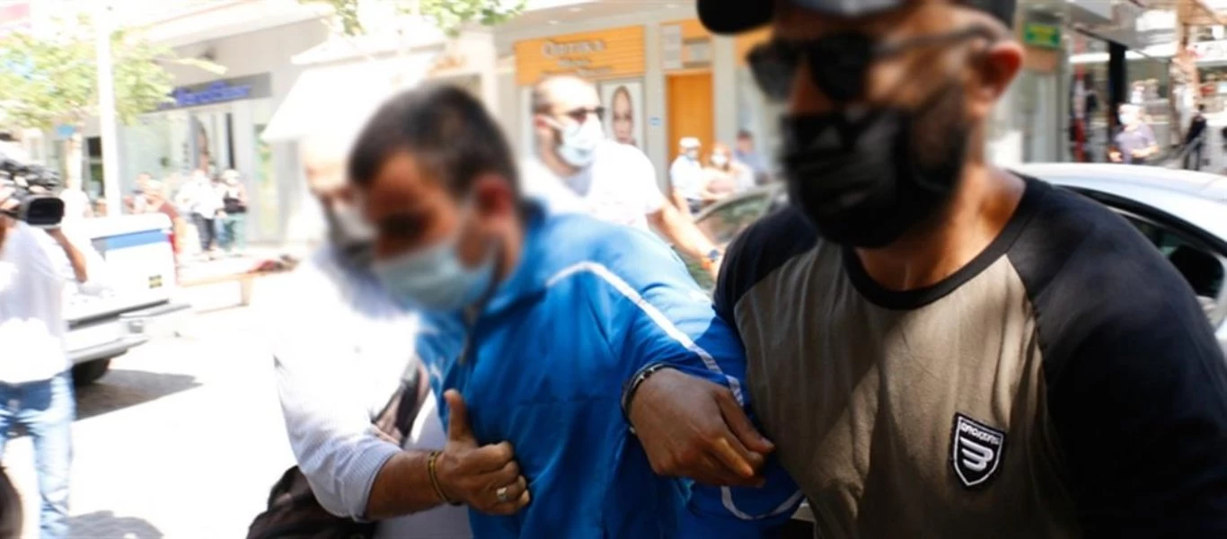 Δολοφονία στην Μεσάρα: Ένταση έξω από τα δικαστήρια κατά την άφιξη του Ρουμάνου δολοφόνου (βίντεο)